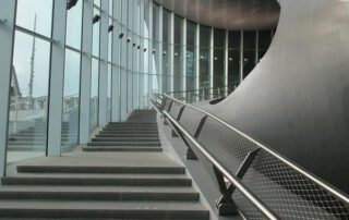 bedrijfspand met luie trap